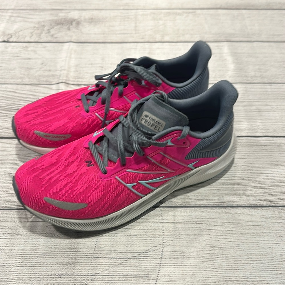Women’s New Balance Fuel Cell Propel pink glow/gray Sneakers size 9.5